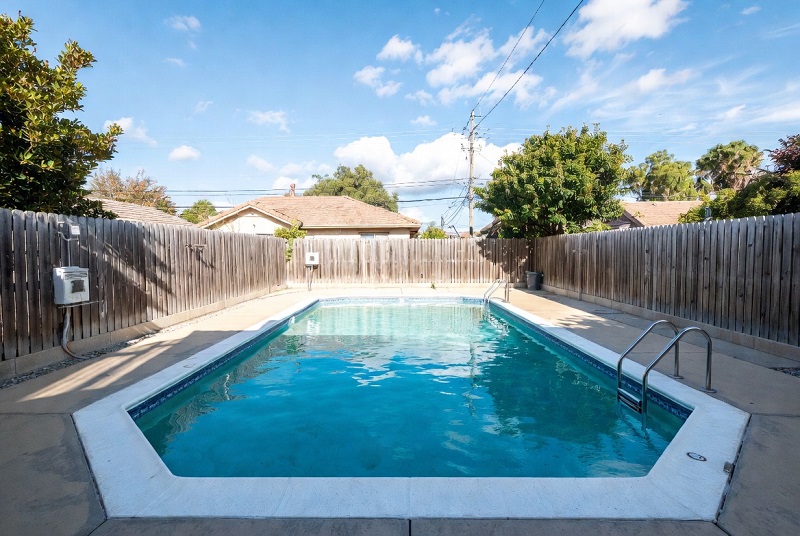 72-hour pre-sale pool refresh: T-72 / T-48 / T-24 timeline + “before/after” photo plan