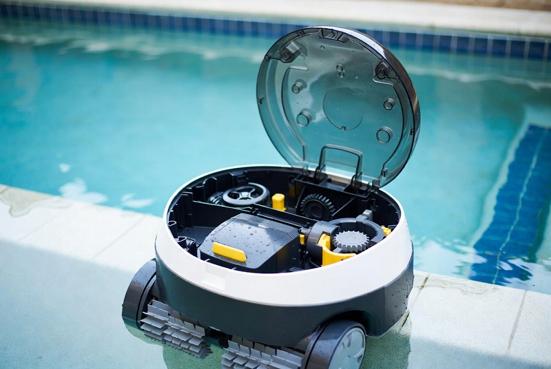 Robotic Pool Cleaner Troubleshooting: Missed Spots, Tangled Cables, Fine Dust Blow-Back, and Wall-Climb Failures